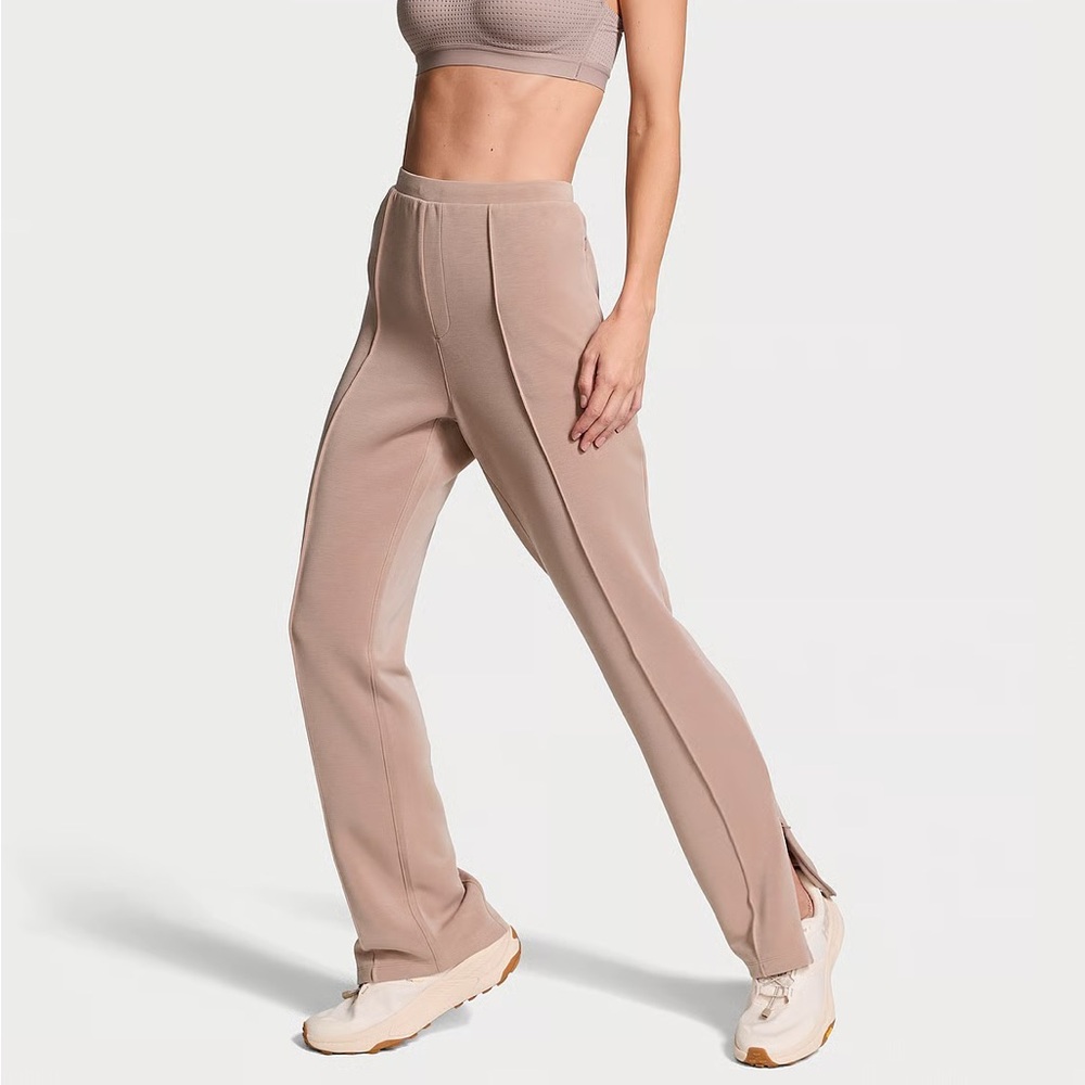 Sport & Lounge
VSX
Featherweight‎ Knit Tailored Slim Pant
